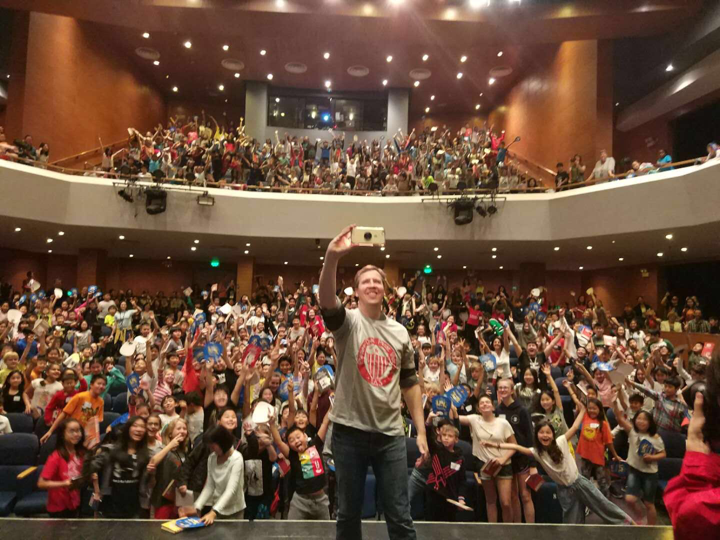 杰夫在上海美国学校与小粉丝们大合照.png